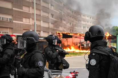 Agentes de la Policía de Francia en las protestas contra la violencia policial