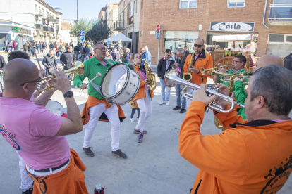 Aquest carro d’Igualada va ser un dels més grans de la desfilada, juntament amb altres de locals.