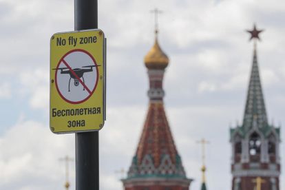 Señal de advertencia sobre la prohibición de drones frente al Kremlin, en la Plaza Roja de Moscú, en una imagen de archivo.