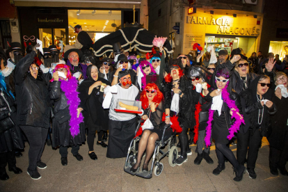 Una treintena de 'lloronas' acompañaron los restos mortales del rey del Carnaval ayer en Lleida.