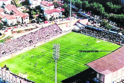 El Campo d'Esports antes de la remodelación, después del ascenso a Primera división.