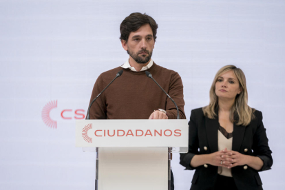 El secretario general de Ciudadanos, Adrián Vázquez y la candidata de Ciudadanos a la Presidencia de la Comunidad de Madrid, Aruca Gómez,