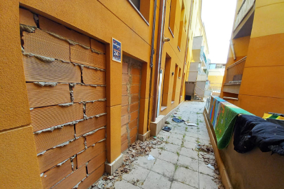 Habitatges amb les portes i finestres tapiades al bloc de pisos Santiago Rusiñol de les Borges.