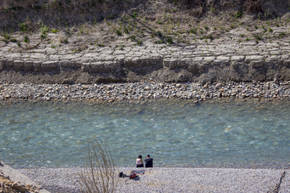 El Noguera Ribagorçana a la altura de Mont-rebei, donde se ven las marcas del nivel habitual del agua.