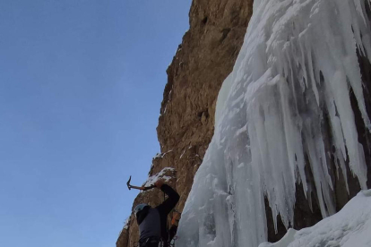 El lleidatà, durant l'ascensió a una cascada.