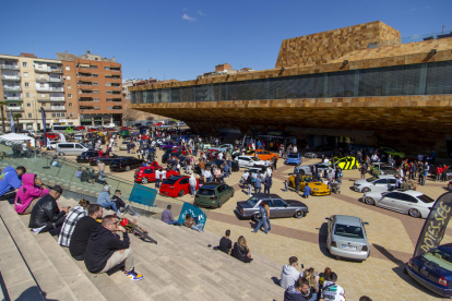 La plaça de la Llotja de Lleida va acollir durant el matí d’ahir l’exposició d’aquests vehicles stance, amb la suspensió modificada.