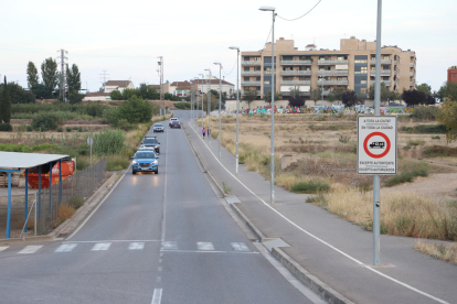 Vista del vial Víctor Torres, situat entre la carretera Ll-11 i l’avinguda de Palauet de la Bordeta.