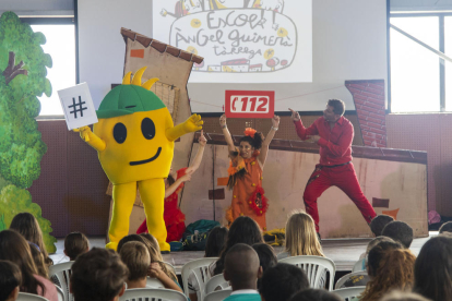 Representación ayer de la obra ‘A foc lent’ ante alumnos de la escuela Àngel Guimerà de Tàrrega. 