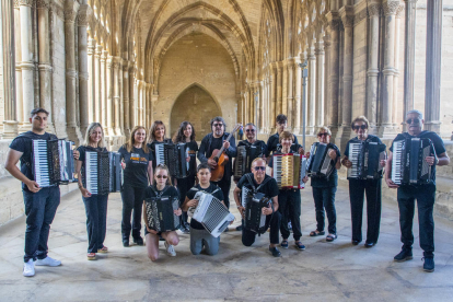 Pep Sala, ayer en el claustro de la Seu Vella rodeado de alumnos de la Escola d’Acordió de Lleida.