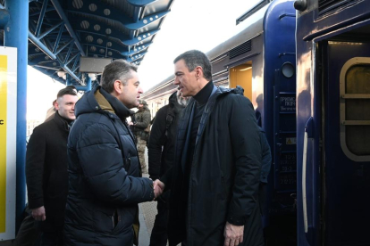 El president del govern espanyol, Pedro Sánchez, a la seua arribada amb tren a Kíev aquest dijous.