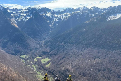 Efectivos de los Pompièrs de Arán, observando la superficie quemada en el incendio de Canejan (Val d'Aran)