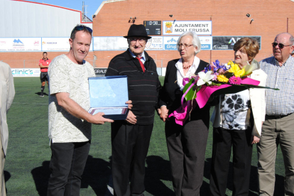 Raventós (centro) recibió un homenaje del club en 2017.