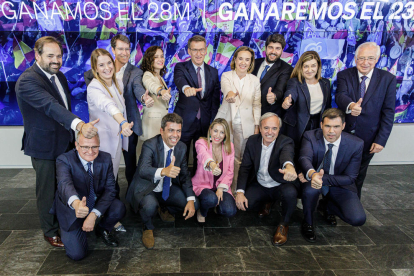 Feijóo posa con líderes del partido y algunos ganadores el 28M.