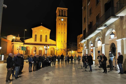 Els cantaires, a la plaça de l’Ajuntament.