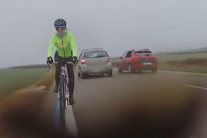 Una captura del vídeo de l'avançament temerari a dos ciclistes.