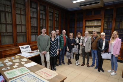 Magda Solanes i familiars, amb alguns dels documents donats a l’Arxiu Municipal de Lleida.