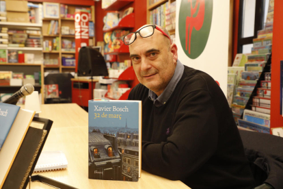 Xavier Bosch presenta '32 de març' en la librería Caselles de Lleida