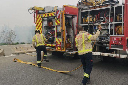 Imagen de archivo de efectivos de los Bomberos trabajando en un incendio en Lleida.