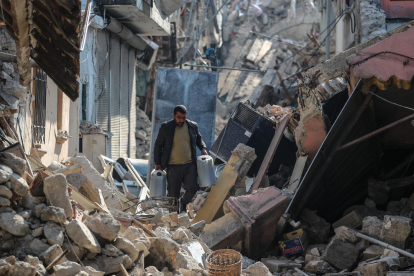 Un hombre camina entre los escombros de un edificio derribado por los terremotos en Antioquía.