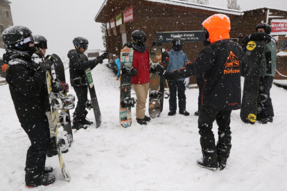 Una de las clases de snowboard impartidas esta semana en la estación pallaresa de esquí de Port Ainé. 