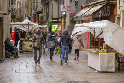 La lluvia obligó a retirar o a cubrir las paradas.