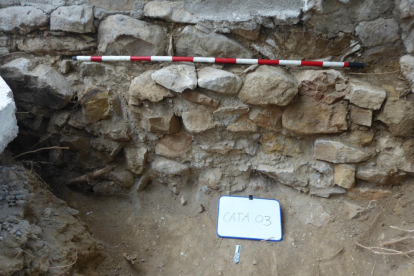 Imatge dels treballs arqueològics a la muralla d’Oliana.