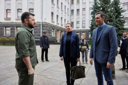 El presidente de Ucrania, Volodimir Zelenski; la primera ministra de Dinamarca, Mette Frederiksen, y el presidente del Gobierno, Pedro Sánchez, se saludan antes de reunirse este jueves en Kíev.