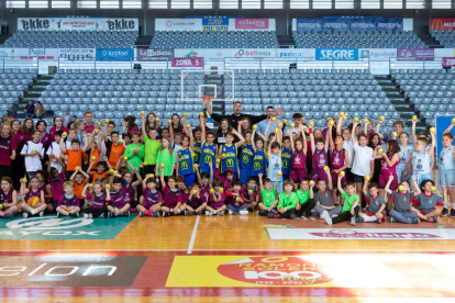 Foto de família dels més de 70 nens i nenes que van prendre part diumenge passat en la quarta Trobada d’Escoles organitzada pel CBF Lleida al Barris Nord.