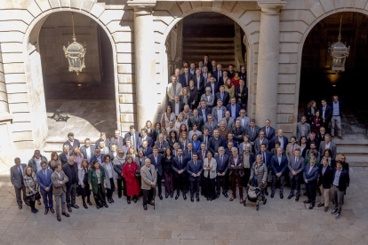 Imatge de grup dels representants del Govern i de les entitats adherides durant la presentació del Compromís Nacional per un Turisme Responsable, a la Llotja de Mar de Barcelona.