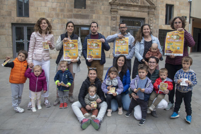 Membres de l’organització amb el regidor de Cultura.