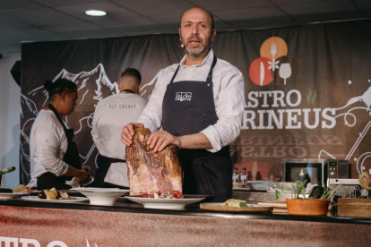 El mítico cocinero francés Jean Louis Neichel cocinó chucrut ayer durante su intervención en la jornada. 