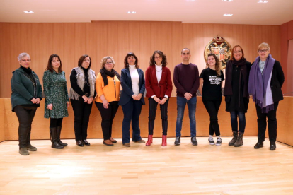 La consellera d'Igualtat i Feminismes, Tània Verge, amb representants institucionals i membres del consistori de Tàrrega a la sala de plens de l'Ajuntament de la capital de l'Urgell