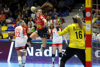 Jennifer Gutiérrez intenta batir a la meta austríaca Blazek durante el partido de ayer.