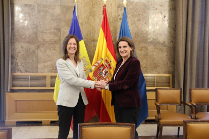 Encaixada de mans entre la ministra per a la Transició Ecològica i el Repte Democràfic, Teresa Ribera, i la seva homòloga andorrana, Silvia Calvó, en el marc d'una reunió a Madrid.