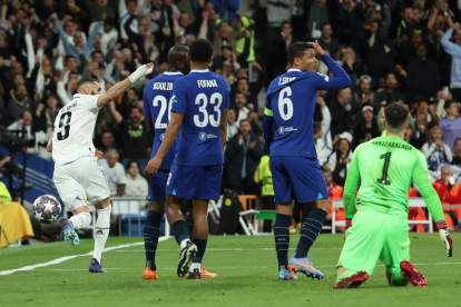 Benzema celebra el gol amb què el Madrid va estrenar el marcador ahir davant del Chelsea.