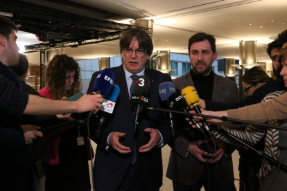 Los eurodiputados Carles Puigdemont y Toni Comín durante una atención a medios en el Parlamento Europeo después de la vuelta y detención de Clara Ponsatí en Cataluña.