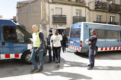 A la imatge, un dels detinguts en un operatiu que es va portar a terme al carrer Boters.
