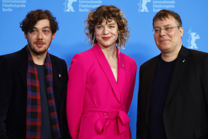 Actores y director del film alemán que cerró ayer el concurso.