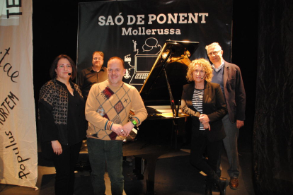 Els autors premiats al costat de les periodistes Anna Sáez i Roser Perera, amb David Pradas al piano.