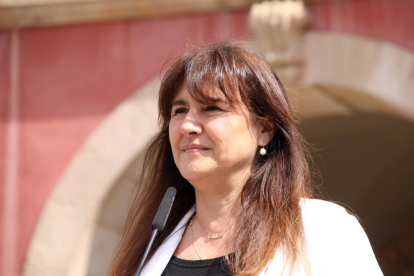 La presidenta del Parlament suspesa, Laura Borràs, durant una atenció a mitjans davant del Parlament.