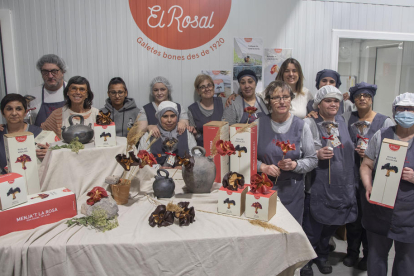 Rosas para chuparse los dedos  -  El obrador El Rosal de Tàrrega, que da trabajo a personas con discapacidad y colectivos vulnerables, prevé vender en esta campaña de Sant Jordi 25.000 rosas de galleta y chocolate negro o con gusto a fresa. La p ...