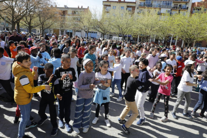 Centenars d'escolars en una caminada per fomentar l'activitat física