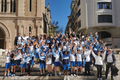 Albert Costa, autoridades y alumnos de Lestonnac posan en la plaza Sant Joan después de la presentación del torneo.