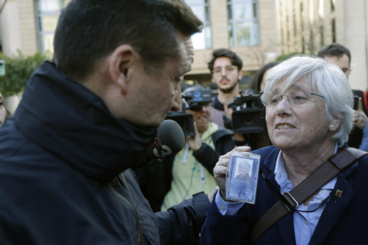 Clara Ponsatí muestra su acreditación de eurodiputada al agente de los Mossos que la detuvo.