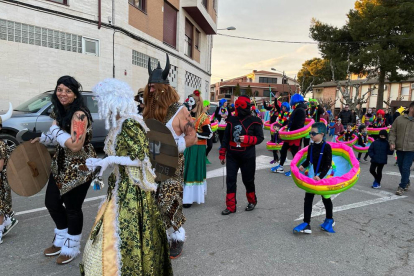 Centenars de veïns de Pardinyes van gaudir la festa de Carnaval.