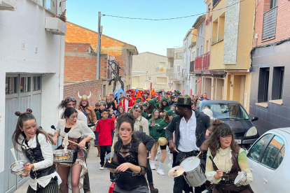 Centenars de veïns de Pardinyes van gaudir la festa de Carnaval.