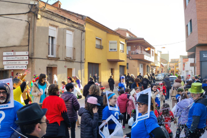 Centenares de vecinos de Pardinyes disfrutaron a lo grande de su fiesta de Carnaval.