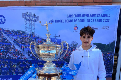 Álvaro García posa junto al trofeo Conde de Godó.