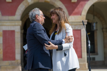 La JEC recuerda el caso análogo de la retirada del escaño del expresident Torra, en la foto con Borràs. 