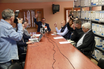 Los cinco concejales del consistorio de Biosca en el Pleno votando a favor del cambio del municipio a la comarca del Solsonès
